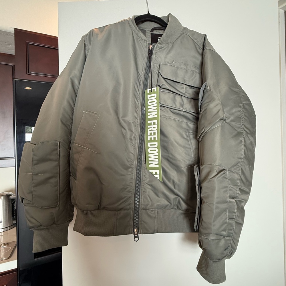Green Bomber Jacket with Ribbed Cuffs and Insulation
